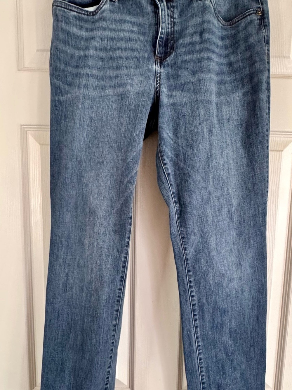 Kut from the Kloth Women's Straight Leg Jeans in Medium Blue Wash